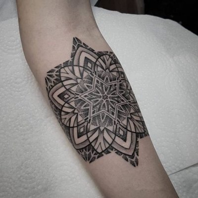  Tatouage mandala sur l'avant bras